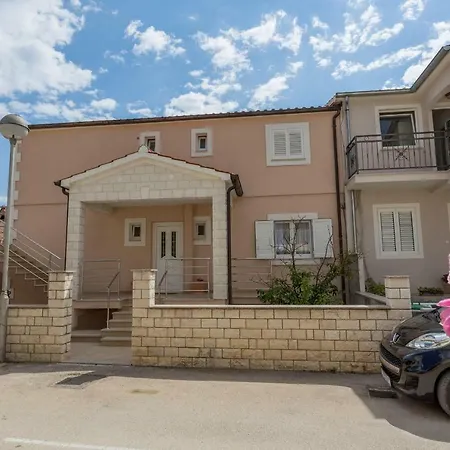 アパート Gabelic フヴァル